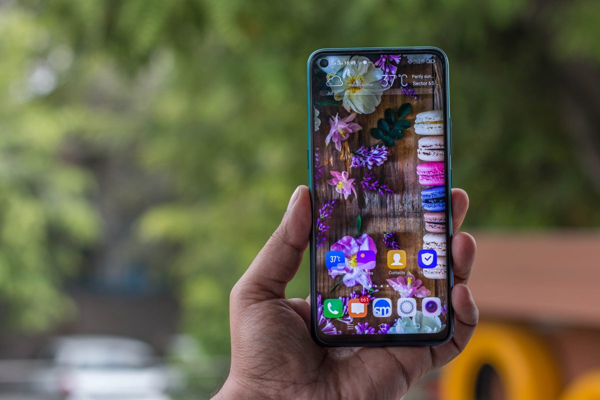 Vivo Z1 Pro front punch-hole display