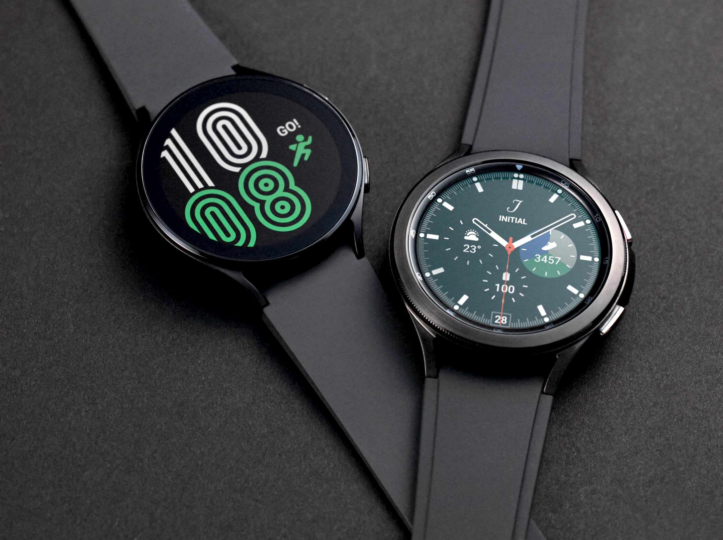 hybrid smartwatch that offers a rotating bezel for navigating menus and navigating through apps.