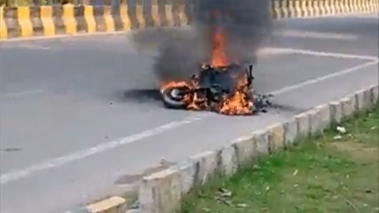 EV catches fire during a trip in Noida Sector 78 – Smartprix