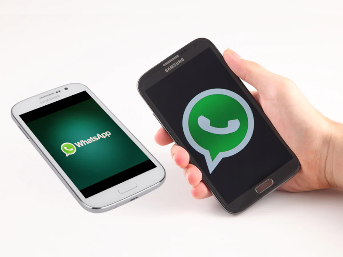 WHATSAPP на телефоне в руке