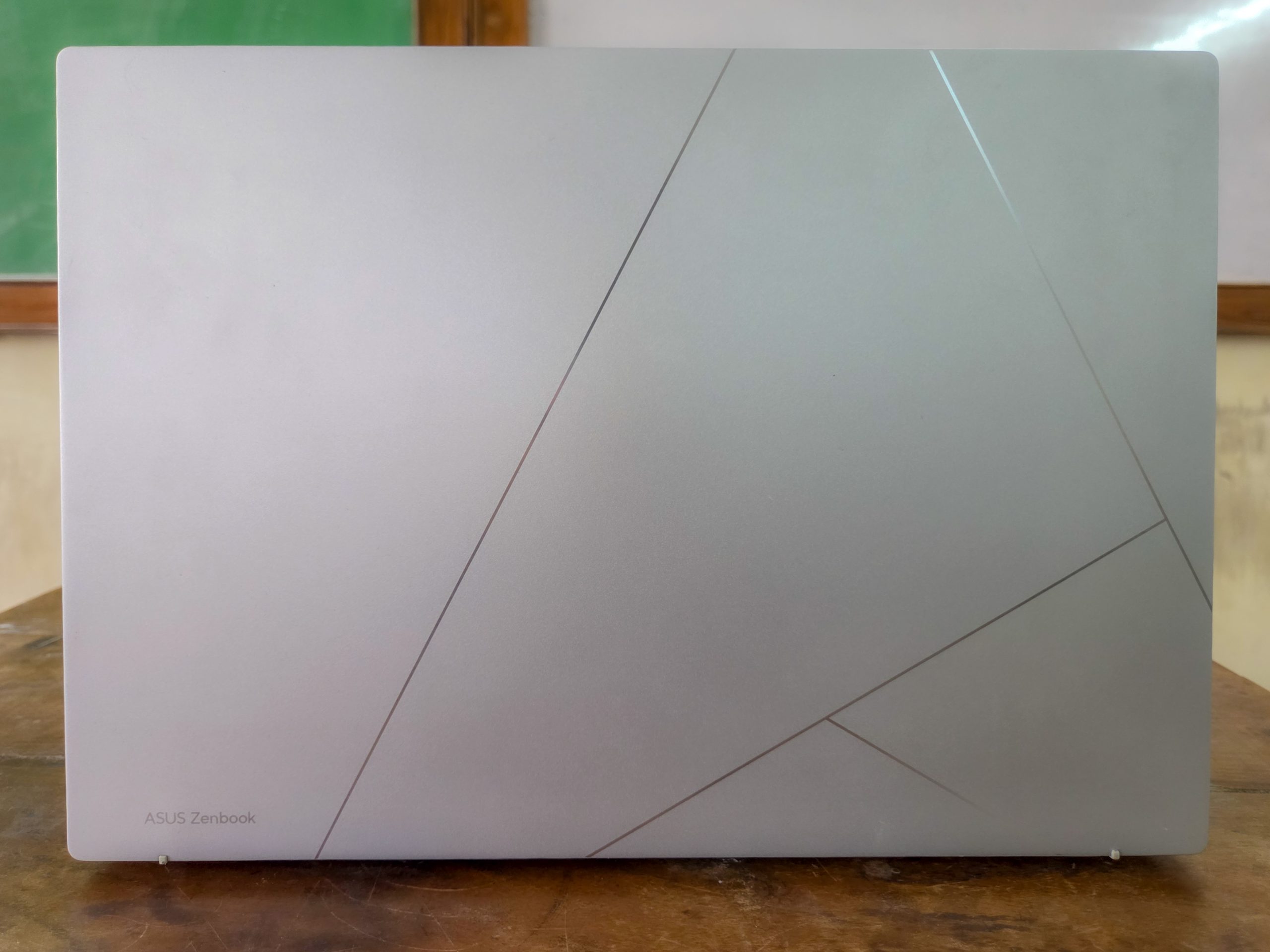 ASUS Zenbook 14 2025 (Core Ultra 5 225H) Review: The Thin